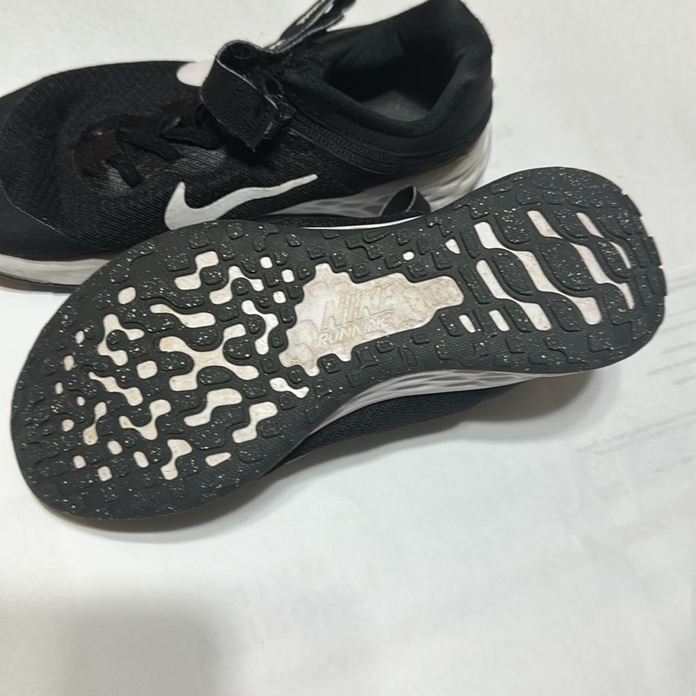 Nike FlyEase  Kids Black and White Running Shoes - Picture 3 of 4